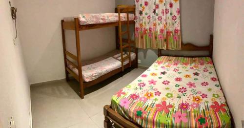 - une chambre avec 2 lits superposés dans l'établissement Chácara Recanto dos pássaros, à Bairro das Rosas