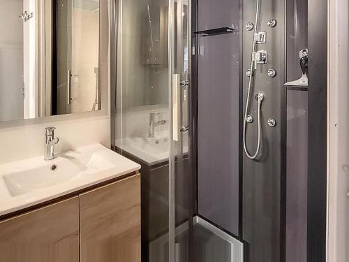 Et badeværelse på Appartement rénové 8 pers, 4 ch, Lumineux, Centre La Toussuire - FR-1-416-166