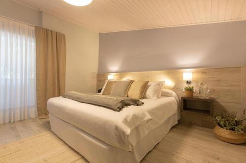 1 dormitorio con 1 cama grande en una habitación en Hotel Restaurante El Montico, en Tordesillas