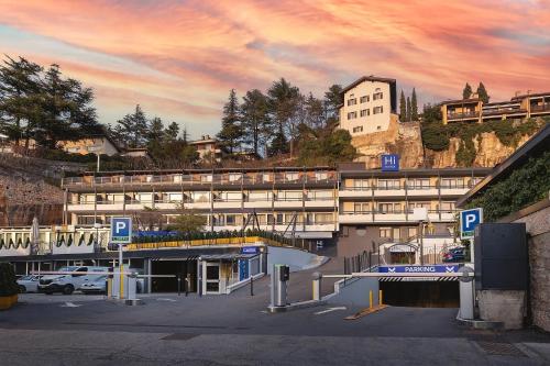 un edificio con un estacionamiento delante de él en B&B Gli Scorci di Trento, en Trento