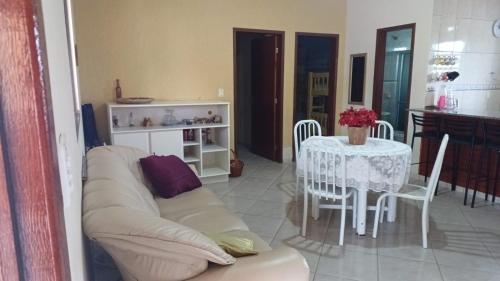 - un salon avec un canapé et une table dans l'établissement Casa na praia do Sonho, à Palhoça