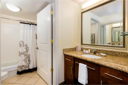 y baño con lavabo y espejo. en Residence Inn Florence, en Florence