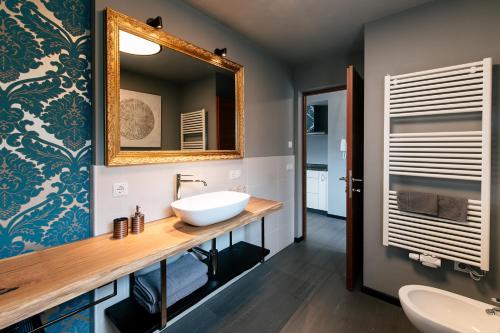 un baño con lavabo y espejo en Cityview Brixen, en Bresanona
