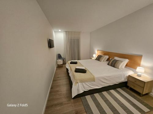One of a Kind #PDL Luxury Retreat في بونتا ديلغادا: غرفة نوم بسرير كبير ومصباحين