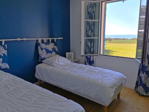 une chambre avec deux lits et une fenêtre dans l'établissement Port Jure Face a la mer, à Les Sables-dʼOlonne