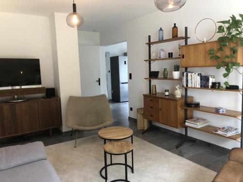 un salon avec un canapé et une table dans l'établissement BIG BEN 750m de la Plage, à Les Sables-dʼOlonne