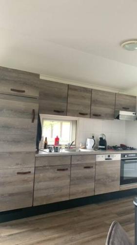 Dapur atau dapur kecil di Luxe chalet met uniek vrij uitzicht op rustig park in Papenvoort DRENTHE