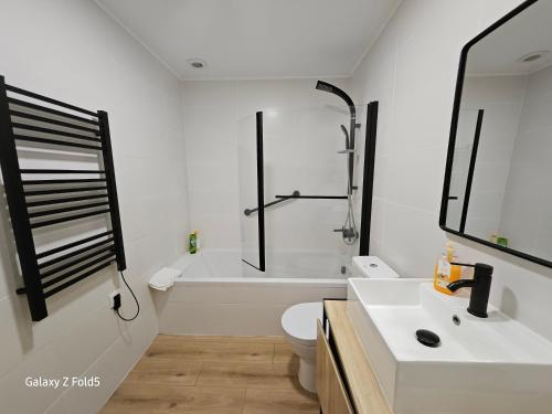 y baño con lavabo, bañera y aseo. en One of a Kind #PDL Luxury Retreat en Ponta Delgada