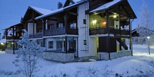 uma casa grande com neve no chão em Apartments Golf em Tahkovuori