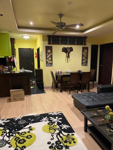 - un salon avec un canapé et une table dans l'établissement Jomtien Plaza Residence B408 By Mr.Kiss, à Jomtien Beach
