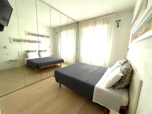 een slaapkamer met een bed en een spiegel bij Silver House [Navigli - Tortona] in Milaan