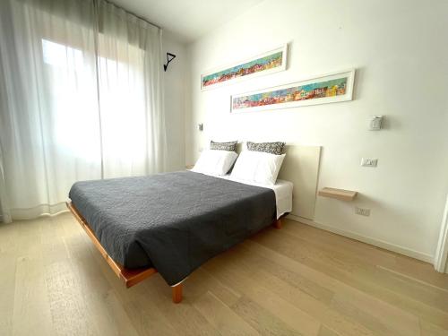 een slaapkamer met een bed met 2 kussens en een raam bij Silver House [Navigli - Tortona] in Milaan