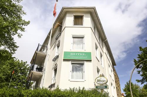 a tall white building with a sign on it at Hotel Marienthal Garni in Hamburg