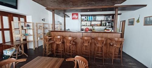 un bar con sgabelli in legno in un ristorante di Penzión Sandrik a Hodruša