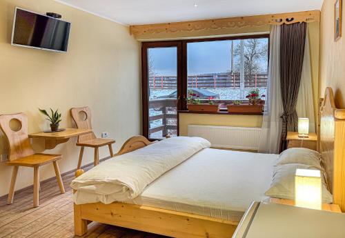 a bedroom with a large bed and a window at Transylvanian Views in Peştera