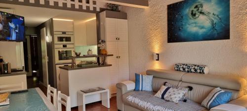 un salon avec un canapé et une table dans l'établissement Au coeur du Golf de Lacanau Océan, à Lacanau