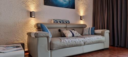 un salon avec un canapé et une chaise dans l'établissement Au coeur du Golf de Lacanau Océan, à Lacanau