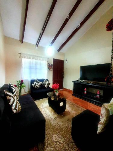 sala de estar con sofá y chimenea en Ttikay Wasi, en Cusco