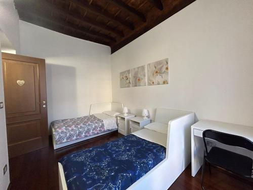 mały pokój z 2 łóżkami i drzwiami w obiekcie Appartamento Lagrange - Torino Centro w Turynie