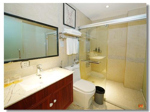 馬尼拉的住宿－pristinehotel阳光商务酒店，浴室配有卫生间、盥洗盆和淋浴。