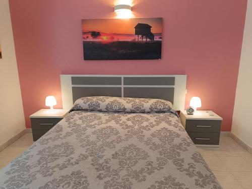 sypialnia z łóżkiem, dwoma stolikami nocnymi i dwiema lampkami w obiekcie Vera Natura Apartamento Lucia w mieście Vera