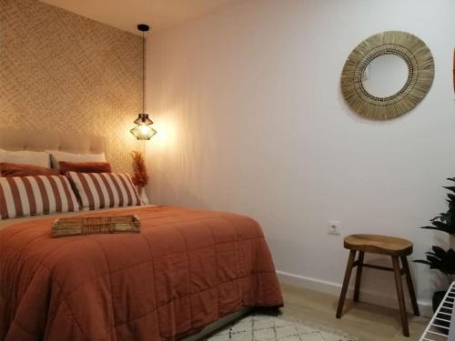 - une chambre avec un lit, un miroir et un tabouret dans l'établissement Trotamundos, apartamento nuevo en el centro, à Cordoue