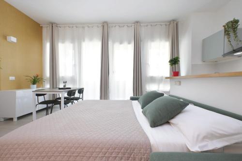 Un dormitorio con una cama grande y una mesa. en Porta San Giovanni Suite, en Roma