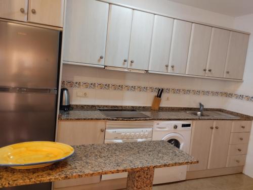 Kuchyňa alebo kuchynka v ubytovaní Bahía de Vera Apartamento Aquaria