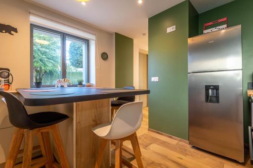 Il comprend une cuisine équipée d'un comptoir et d'un réfrigérateur. dans l'établissement Villa des Cygnes près du lac marina Grand Port, à Aix-les-Bains