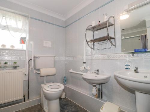 Baño blanco con aseo y lavamanos en Russet, en Bridgwater