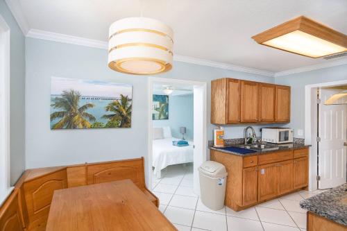 une cuisine avec une table et une chambre avec un lit dans l'établissement Oceans 13 Unit B, à Saint Augustine