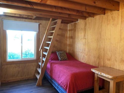 1 dormitorio con litera y escalera en Cabañas Rayén en parcela, adosada y con estacionamiento privado en Pelluco, en Puerto Montt