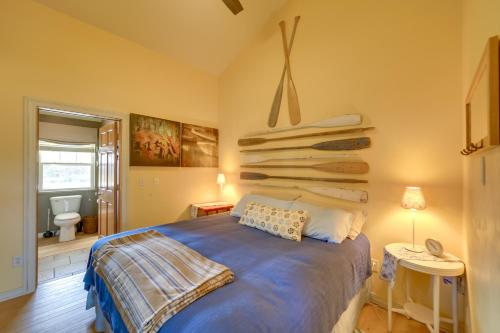 Postel nebo postele na pokoji v ubytování Lakefront Stephenson Retreat Lake Access and Kayaks