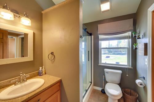 Koupelna v ubytování Lakefront Stephenson Retreat Lake Access and Kayaks