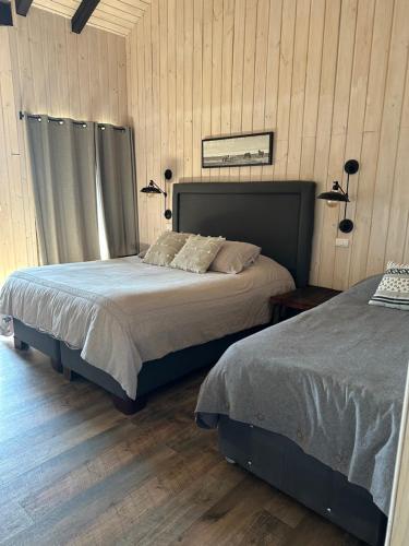 Postel nebo postele na pokoji v ubytování Cabañas Wildki Lodge Vichuquen