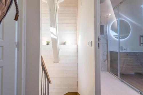 - un escalier dans une maison avec une porte en verre dans l'établissement Villa des Cygnes près du lac marina Grand Port, à Aix-les-Bains