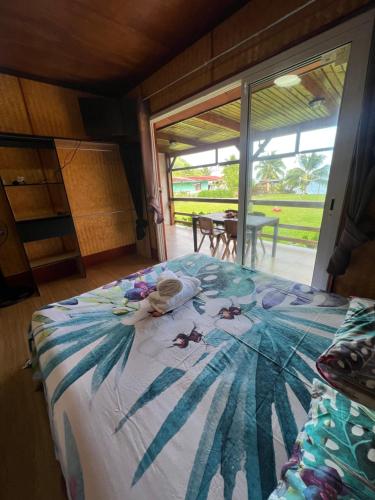 - une chambre avec un lit doté de tongs dans l'établissement HEIRAI TAHITI EXPERIENCE, à Vairao