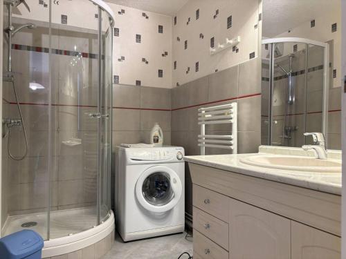 a bathroom with a washing machine and a washer at Appartement Villard-de-Lans, 3 pièces, 6 personnes - FR-1-548-4 in Villard-de-Lans