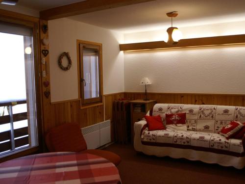 une chambre d'hôtel avec un lit et un canapé dans l'établissement Pied des pistes, Appt confort, 4 pers, balcon - FR-1-557-53, à Les Adrets