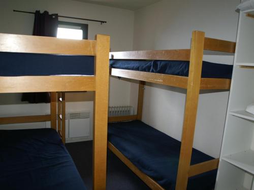 deux lits superposés dans une petite pièce avec dans l'établissement Appartement 2 pièces au pied des pistes avec balcon - FR-1-557-83, à Les Adrets