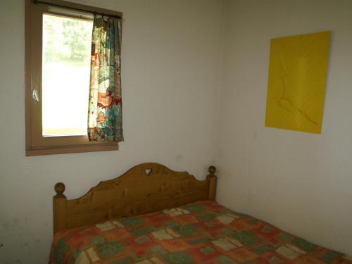 1 dormitorio con cama y ventana en Appartement Les Adrets-Prapoutel, 2 pièces, 5 personnes - FR-1-557-95, en Les Adrets