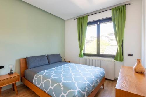 - une chambre avec un lit et une fenêtre avec des rideaux verts dans l'établissement Appartamento Milano Infinite Dreams 1 min MM1, à Milan