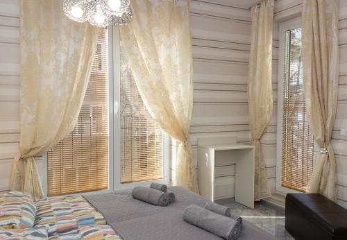 1 dormitorio con 1 cama frente a las ventanas en Cozy Central Apartment, en Varna