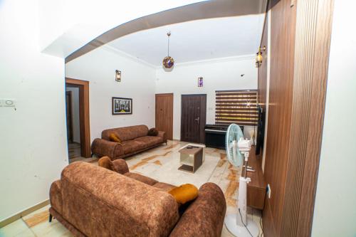 uma sala de estar com dois sofás e uma televisão em Schemes Hotel And Apartment em Port Harcourt