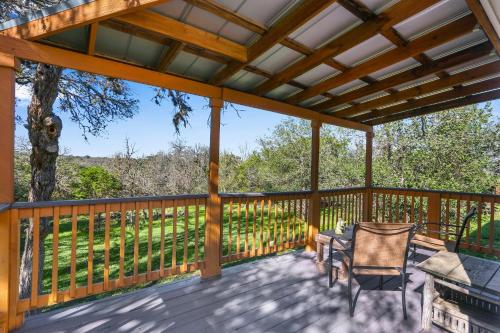 Uma varanda ou terraço em Rustic Hill Country Cottage