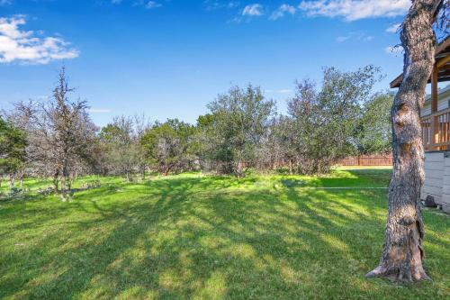 Um jardim em Rustic Hill Country Cottage