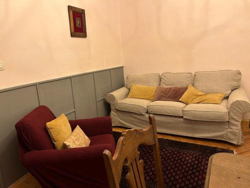 a living room with a couch and two chairs at Kraska nisa in Komen