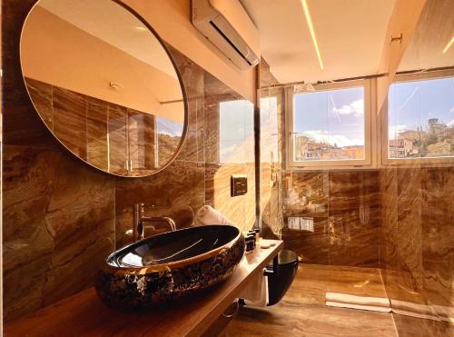 A bathroom at Secret Suites Panoramic