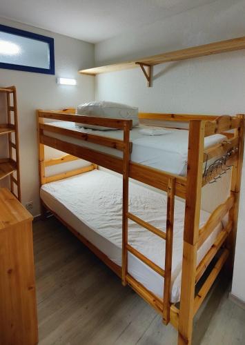 une chambre avec deux lits superposés dans une pièce dans l'établissement CAUTERETS CENTRE AU CALME, à Cauterets