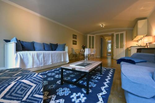 a living room with a bed and a coffee table at Zentrale Whg Nähe der Alster mit Parkplatz in Hamburg